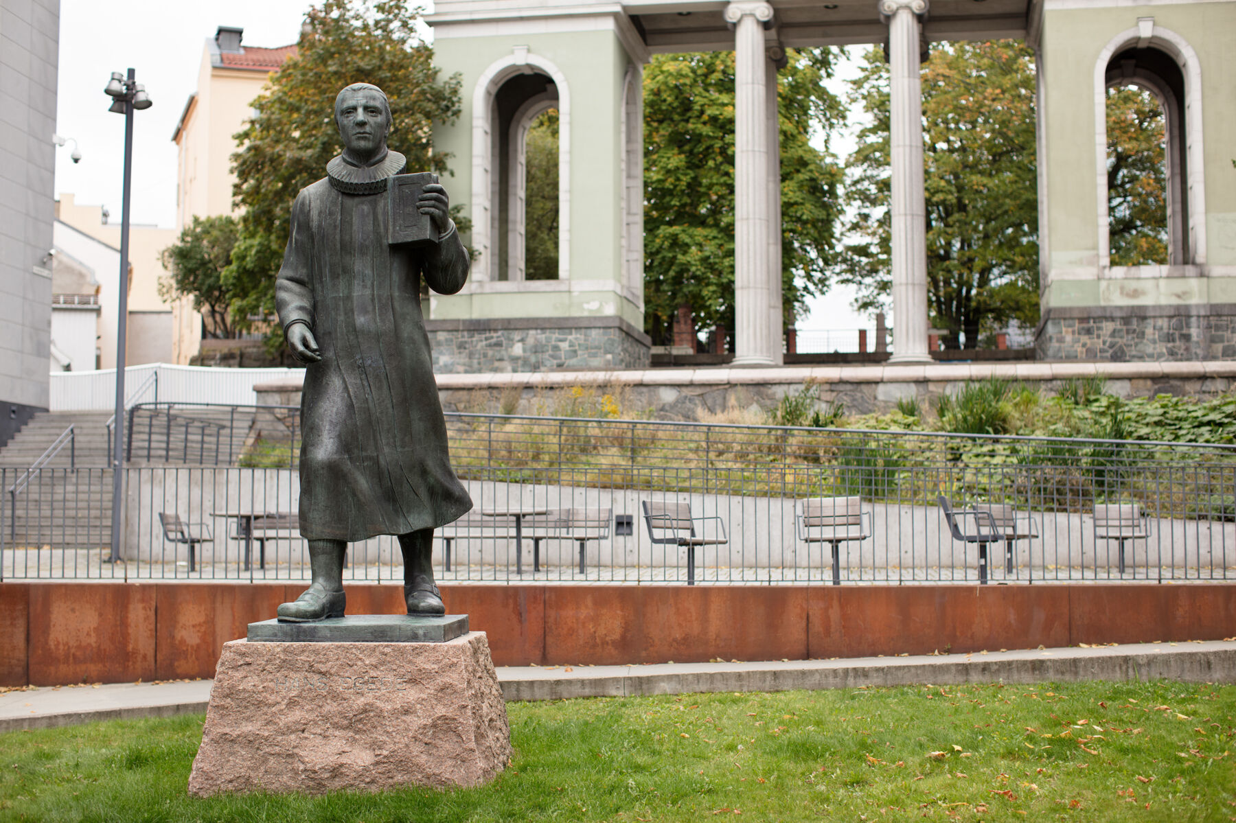 Foto av en statue over Hans Egede stående foran Deichmanske bibliotek.