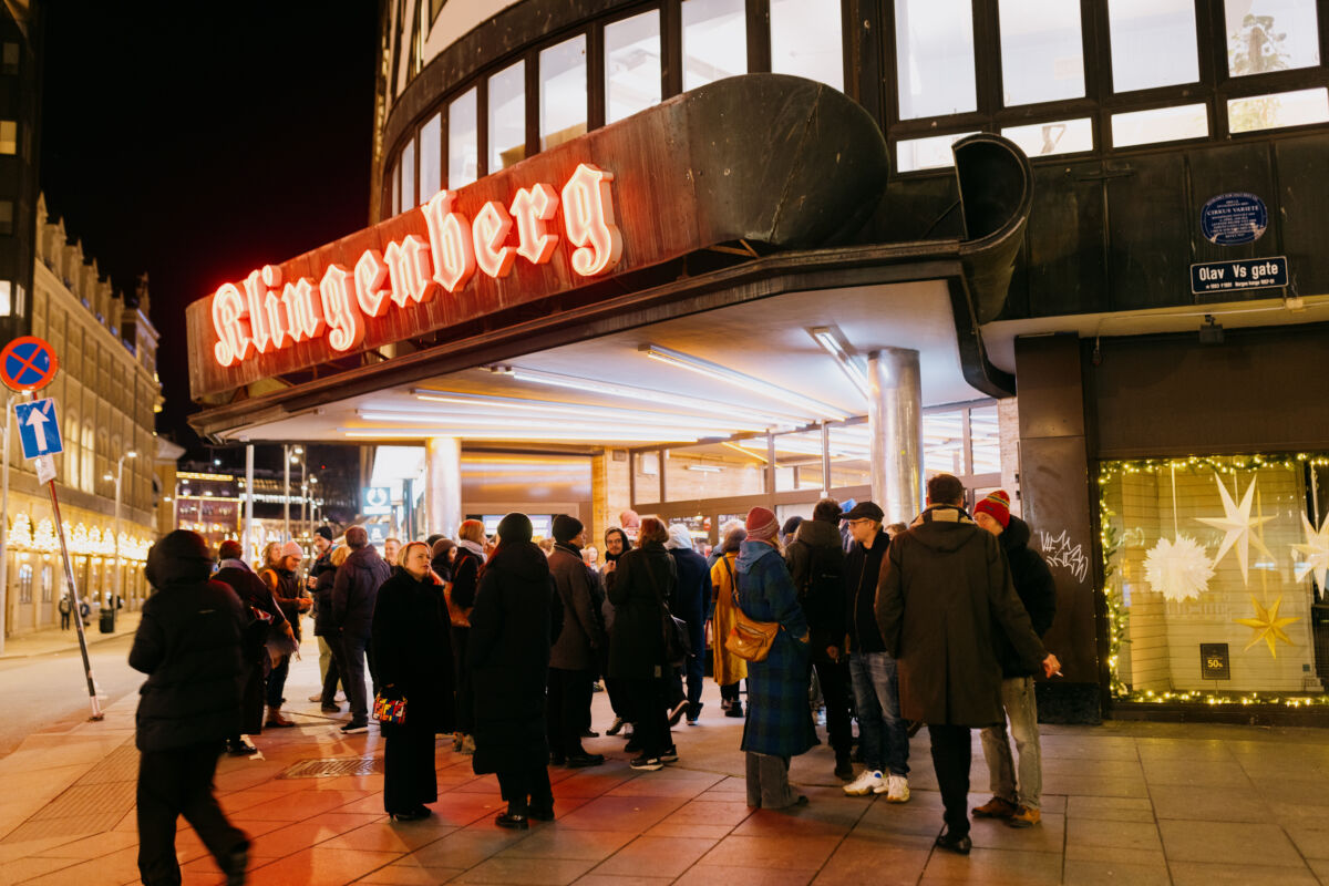 Foto tatt utendørs av Klingeberg kino i Oslo. Mange mennesker er på vei inn i kinobygningen.