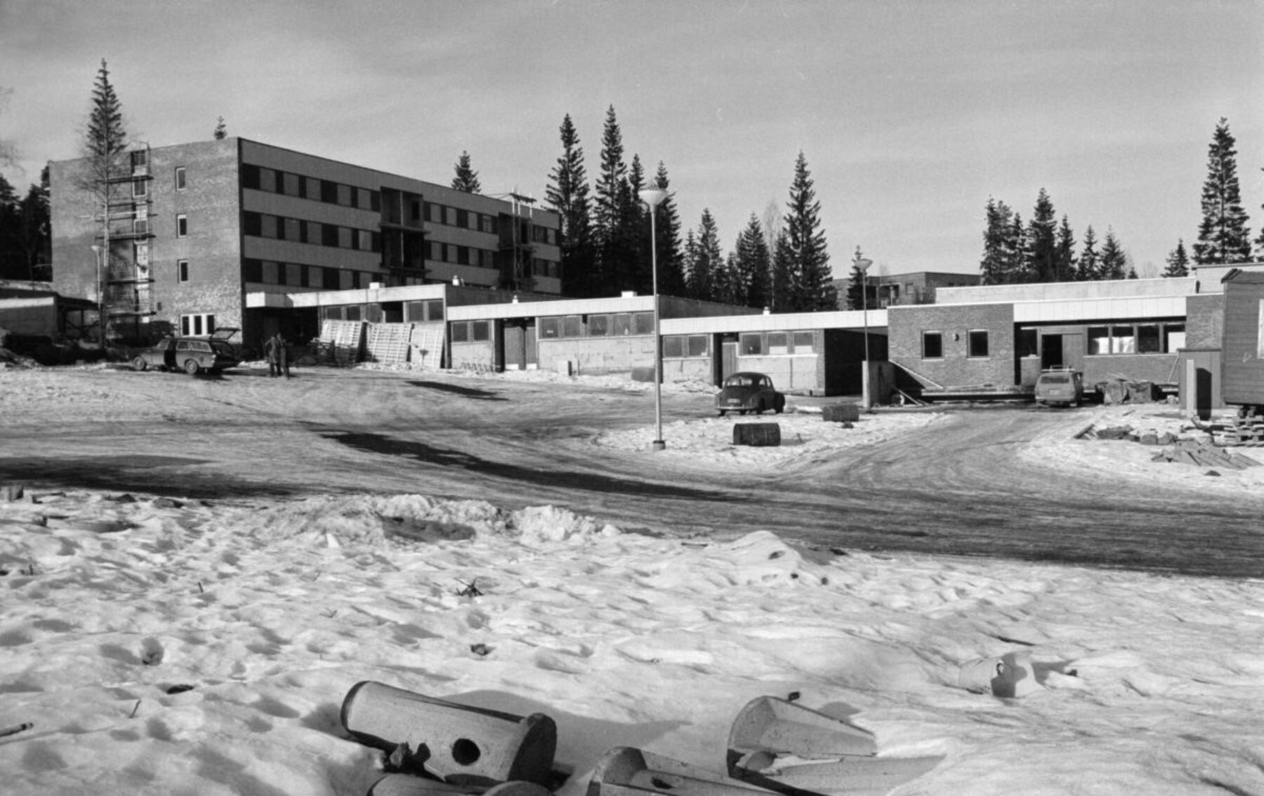 Svarthvitt foto av Ellingsrudåsen nærsenter.