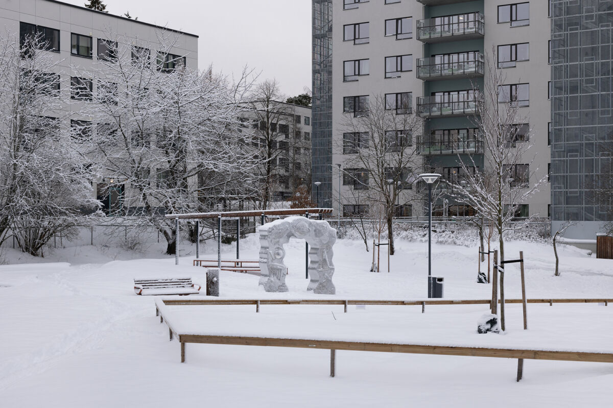 Foto av Morten Jensen Vågens skulptur Samfunnsportalen utendørs på Slemdal skole.