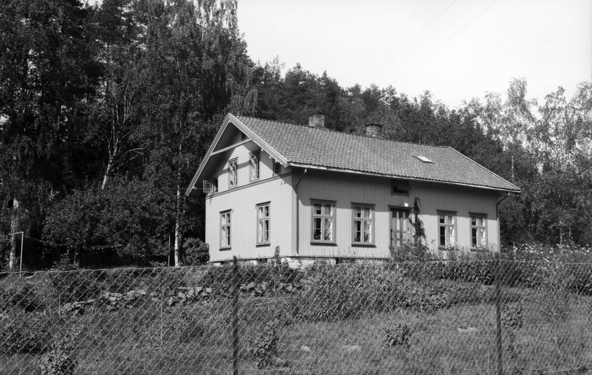 Svart-hvittfoto av gamle Klemetsrud skole.