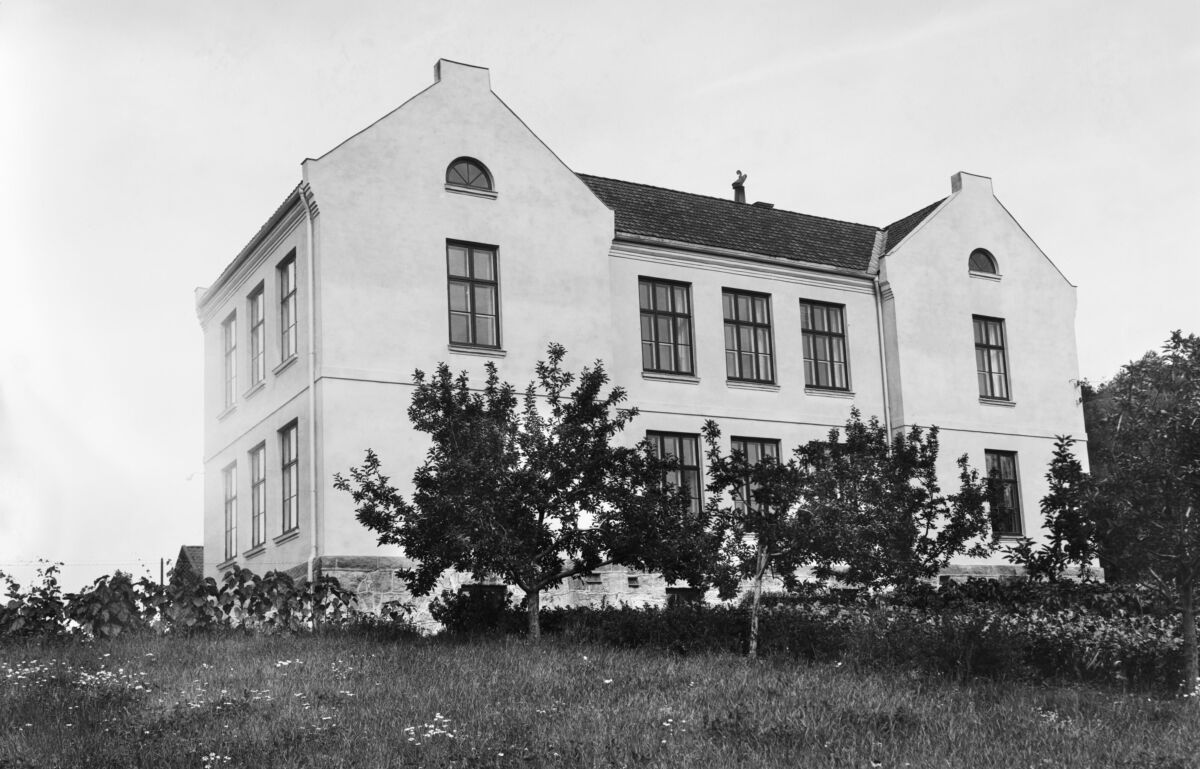 Svart-hvittfoto av Klemetsrud skole.