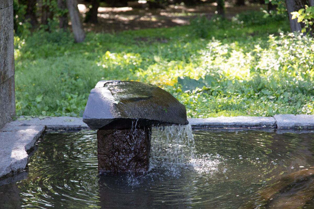 Foto av vannskulptur i Klosterenga park.