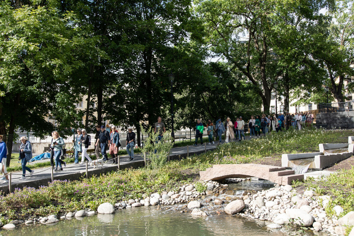 Foto av en kunstvandring med mange mennesker som går på stien gjennom Klosterenga park.