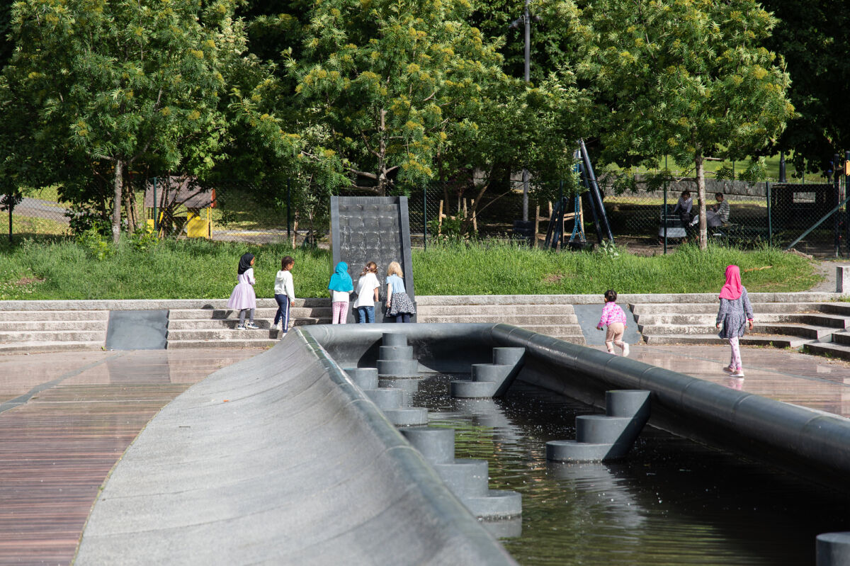 Foto av barn som beveger seg på den Flerkulturelle plass i Klosterenga park.