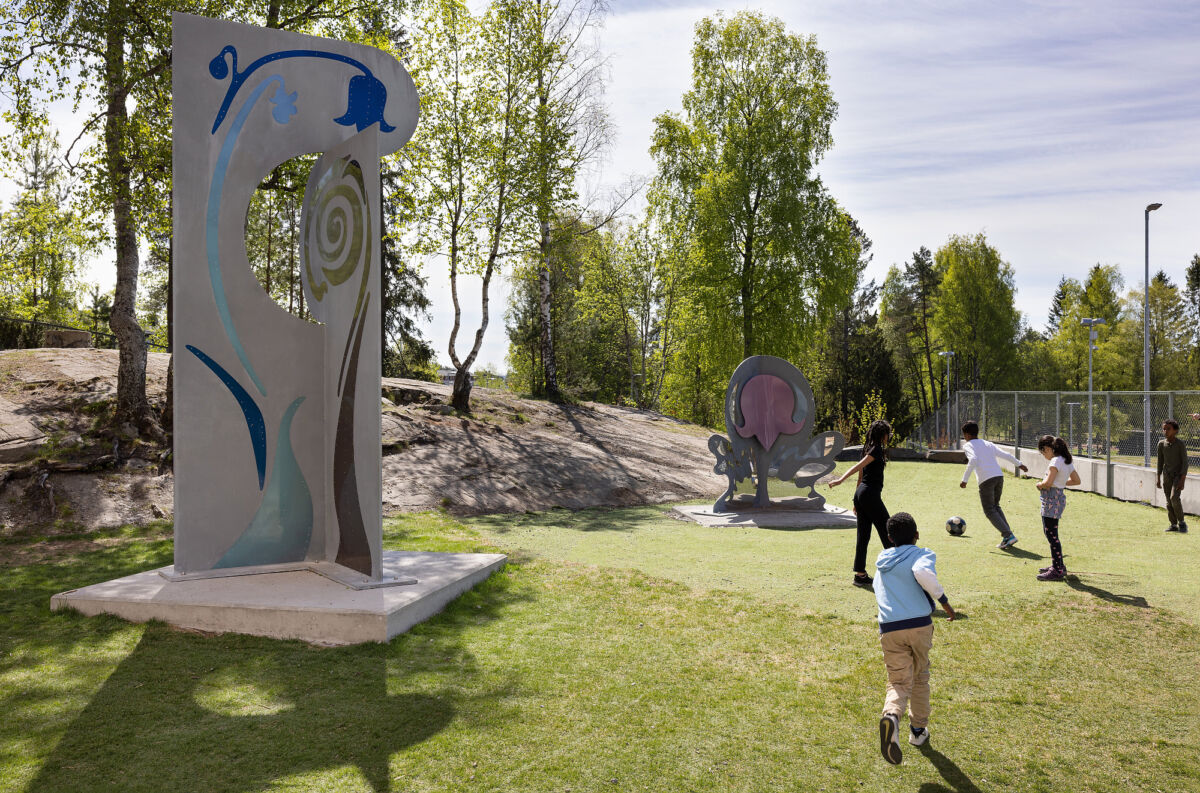 Foto av to skulpturer av Naomi Rebecca Fisher på Vestli skole.