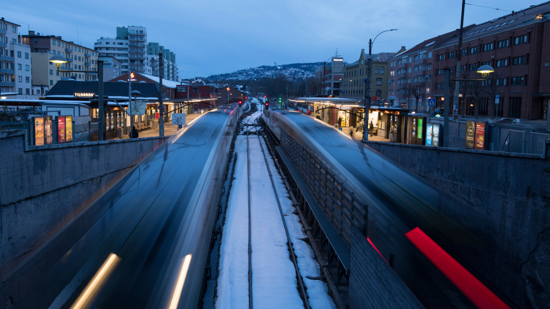 Foto av to t-banevogner som møtes på Majorstuen t-banestasjon en vinterkveld.