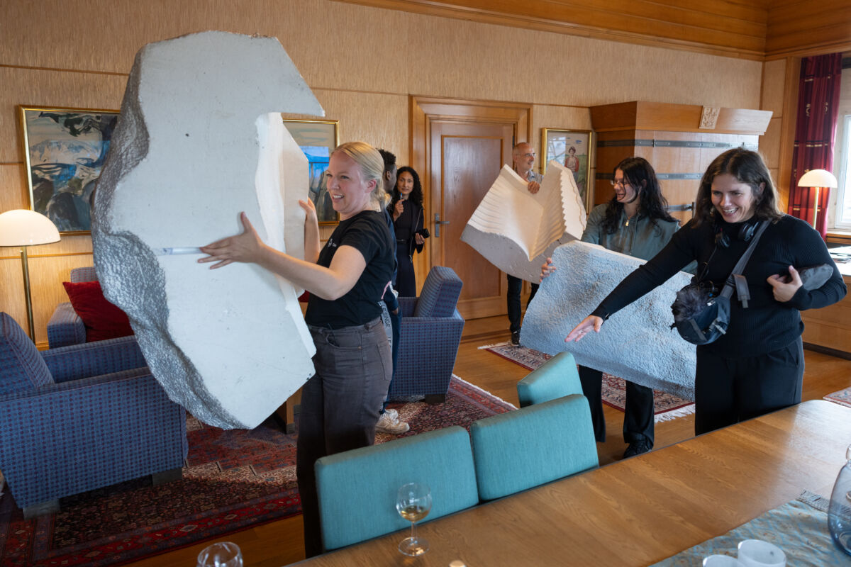 Foto av mange personer inne på ordførerens kontor i Oslo rådhus.