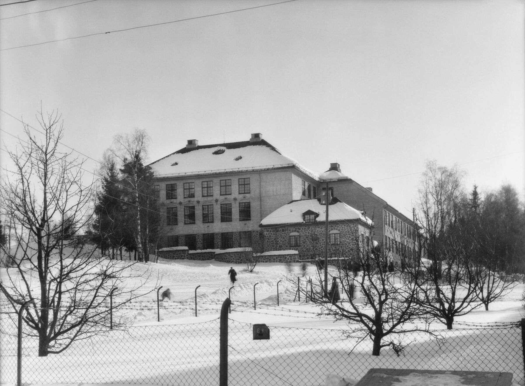Historisk svart-hvit foto av Nordstrand skole.