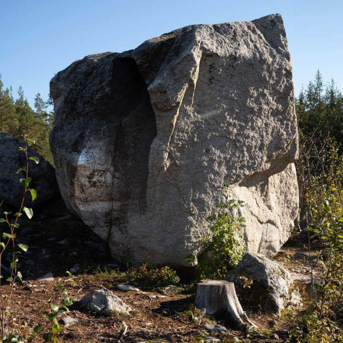 Skisse av en steinskulptur med et hull på siden.