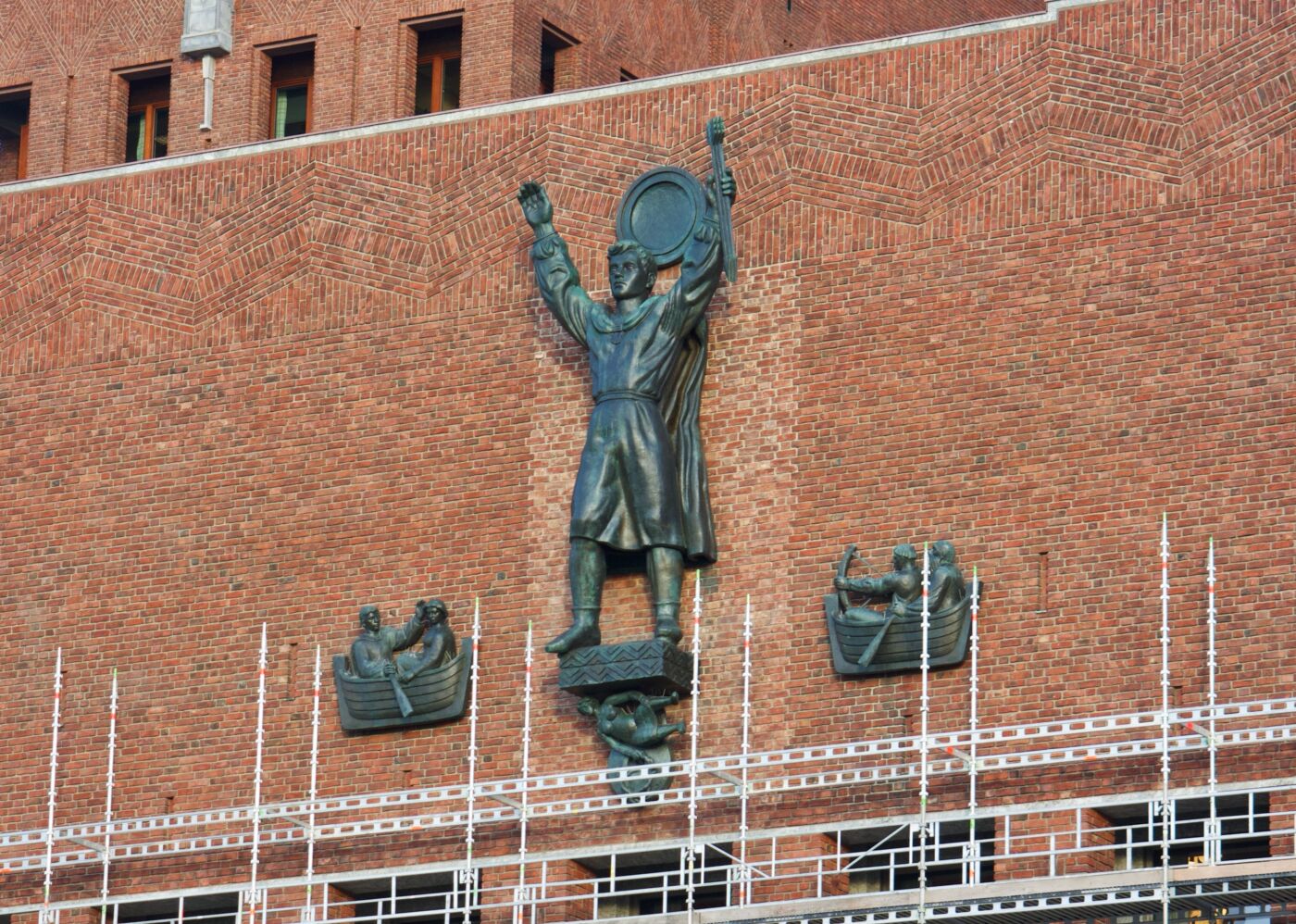 Foto av Nic Schiølls skulpturgruppe St. Hallvard på fasaden til Rådhuset.