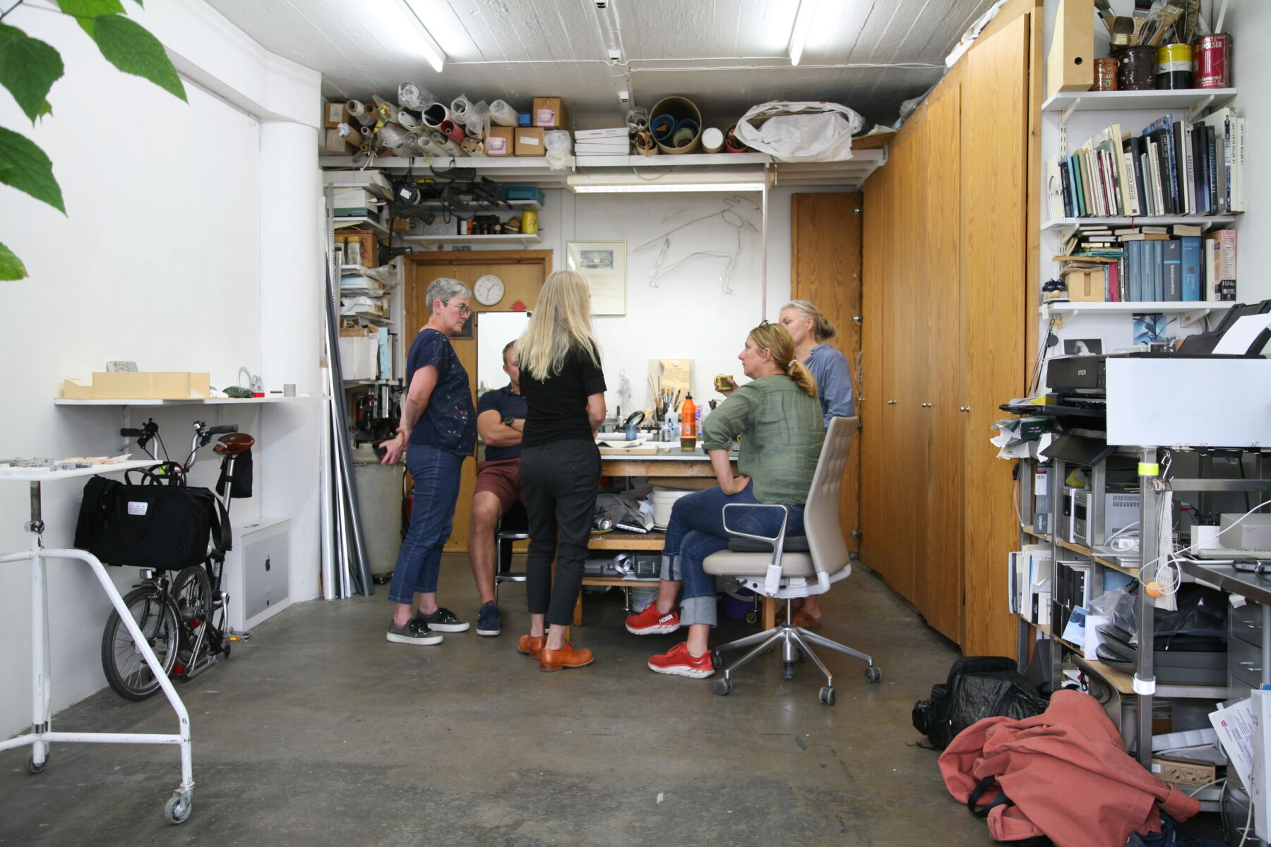 Foto av fem personer i et atelier.