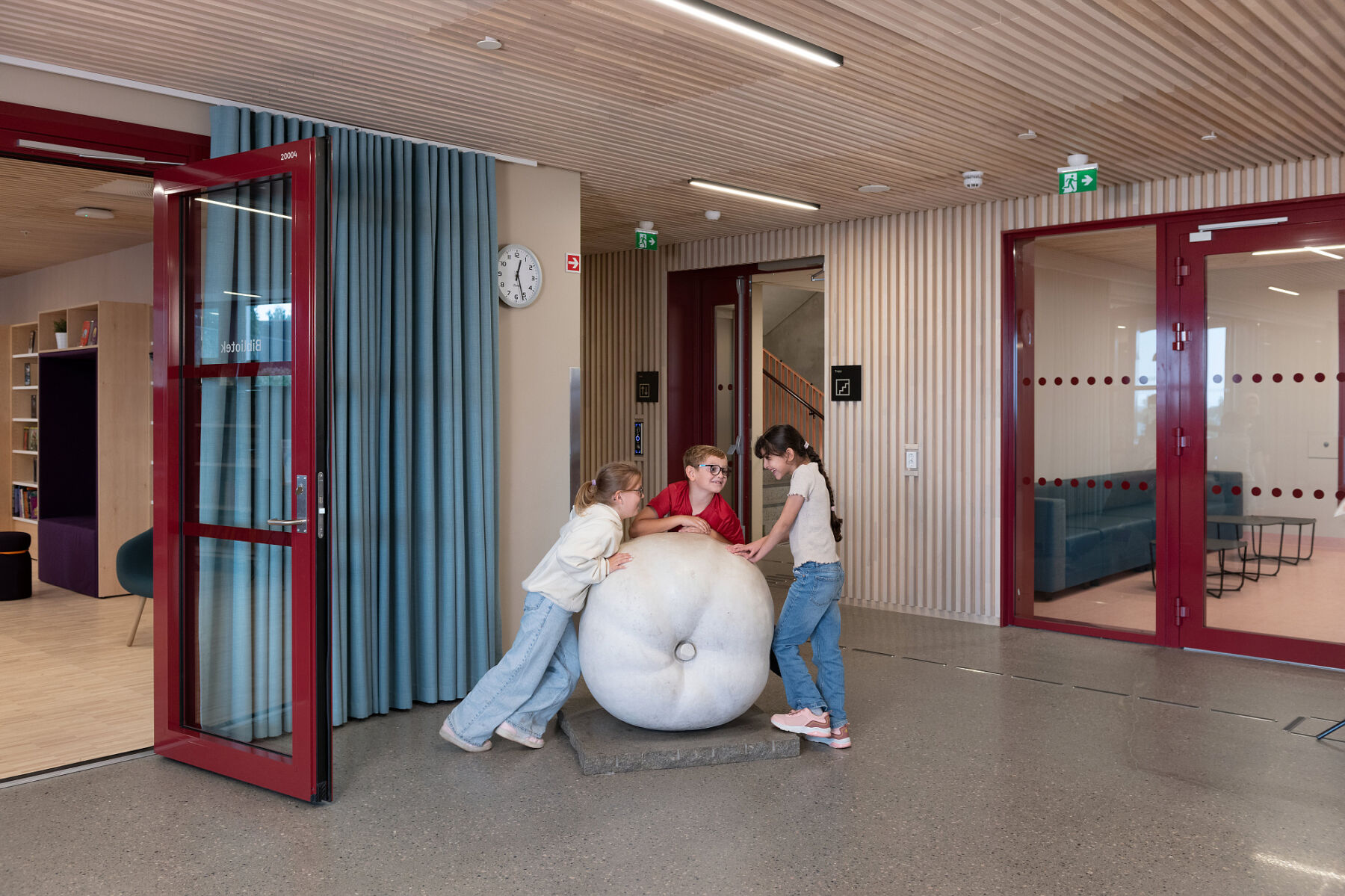 Foto av Øyvind Åsteins skulptur Eplefrukt fra 2005.