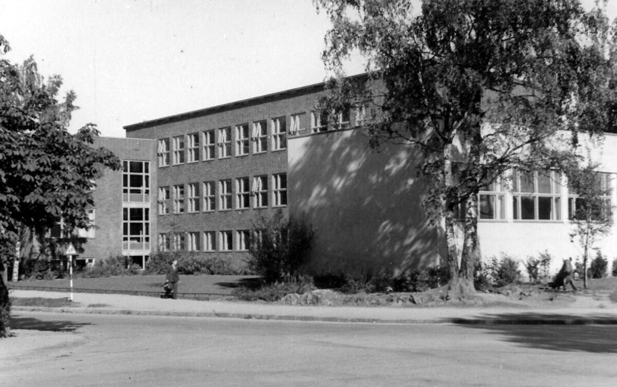 Svart-hvitt foto av Slemdal skole