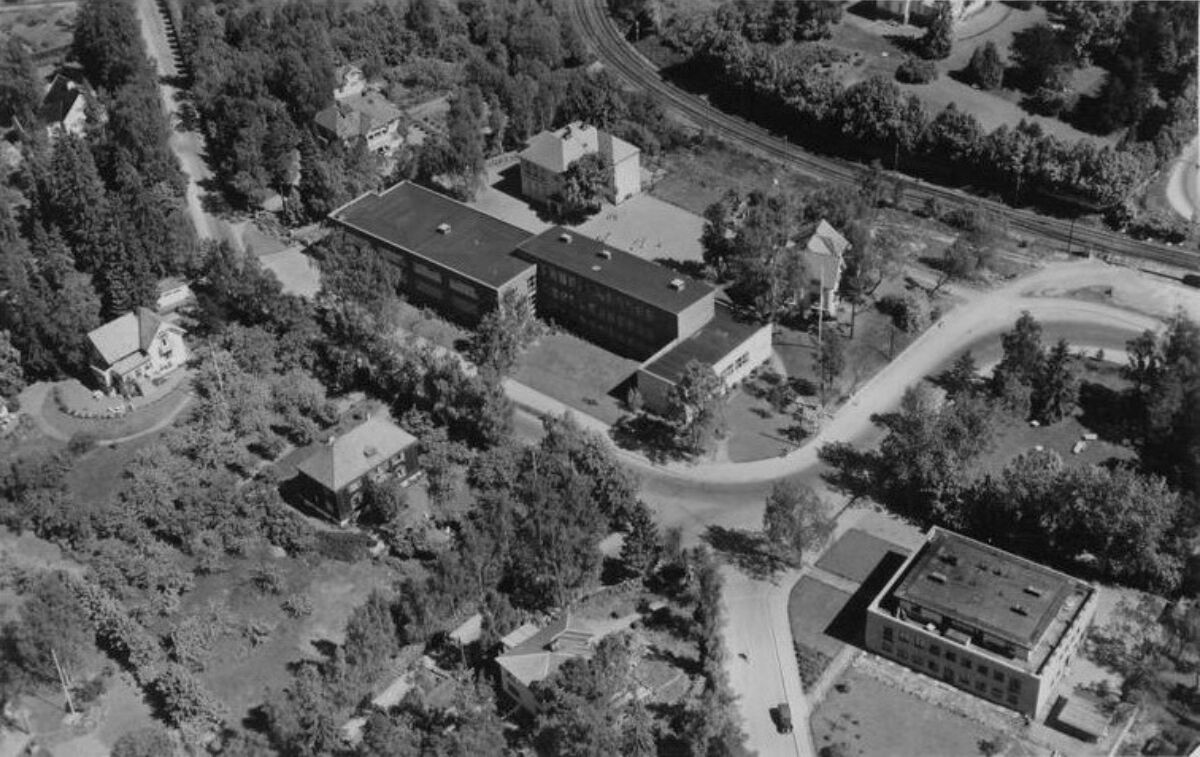 Oversiktsfoto av Slemdal skole i svart-hvitt.