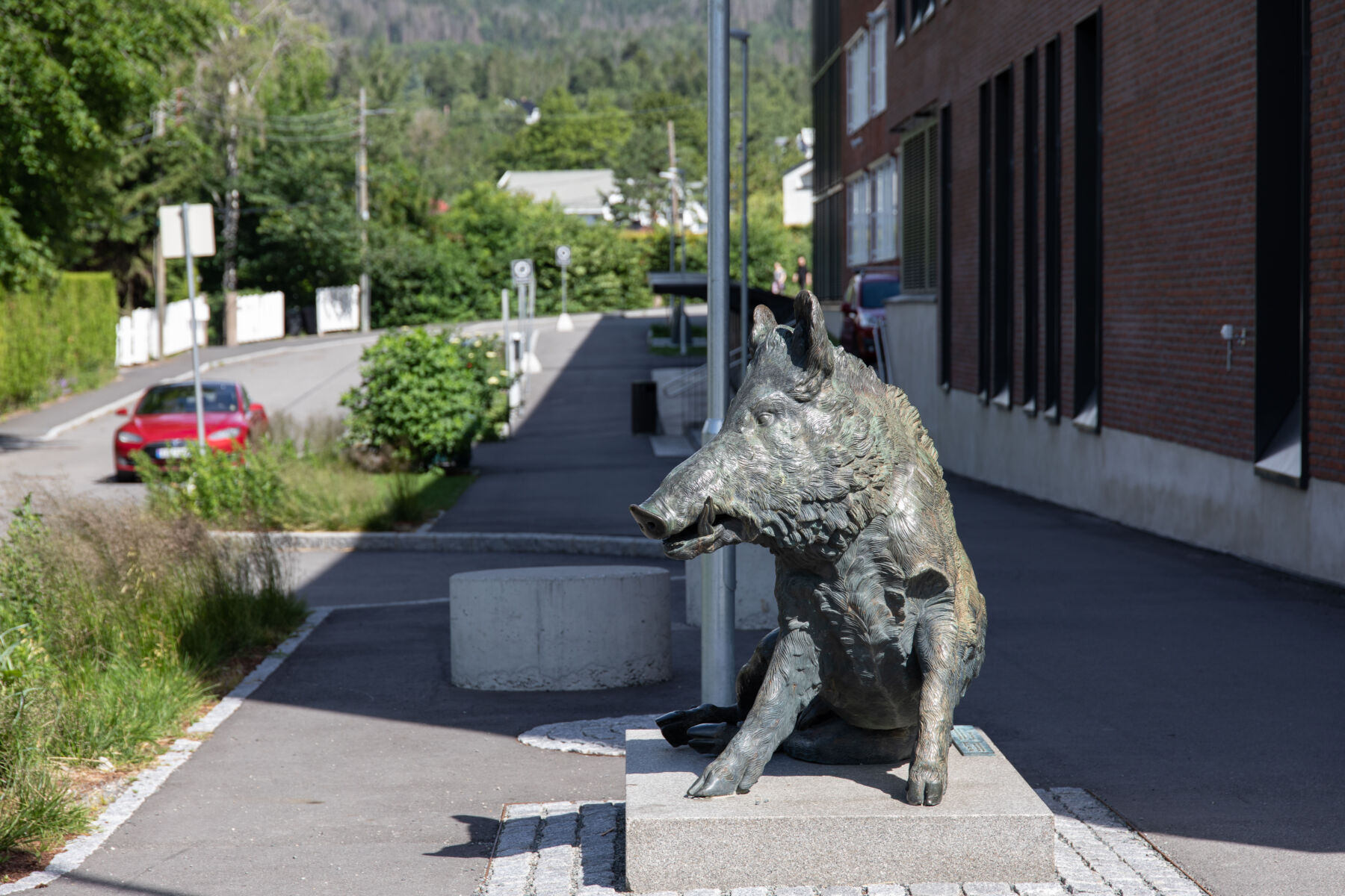 Skulptur av et villsvin utenfor Slemdal skole