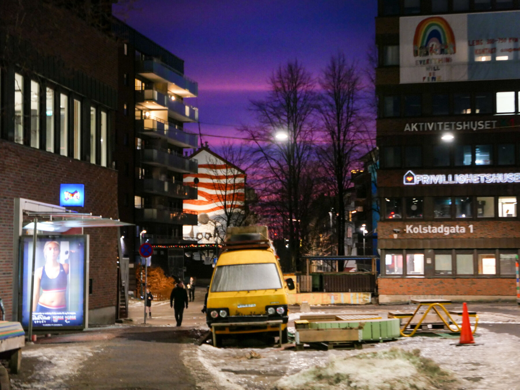 Foto av en bygate på Tøyen i Oslo i kveldsmørket.