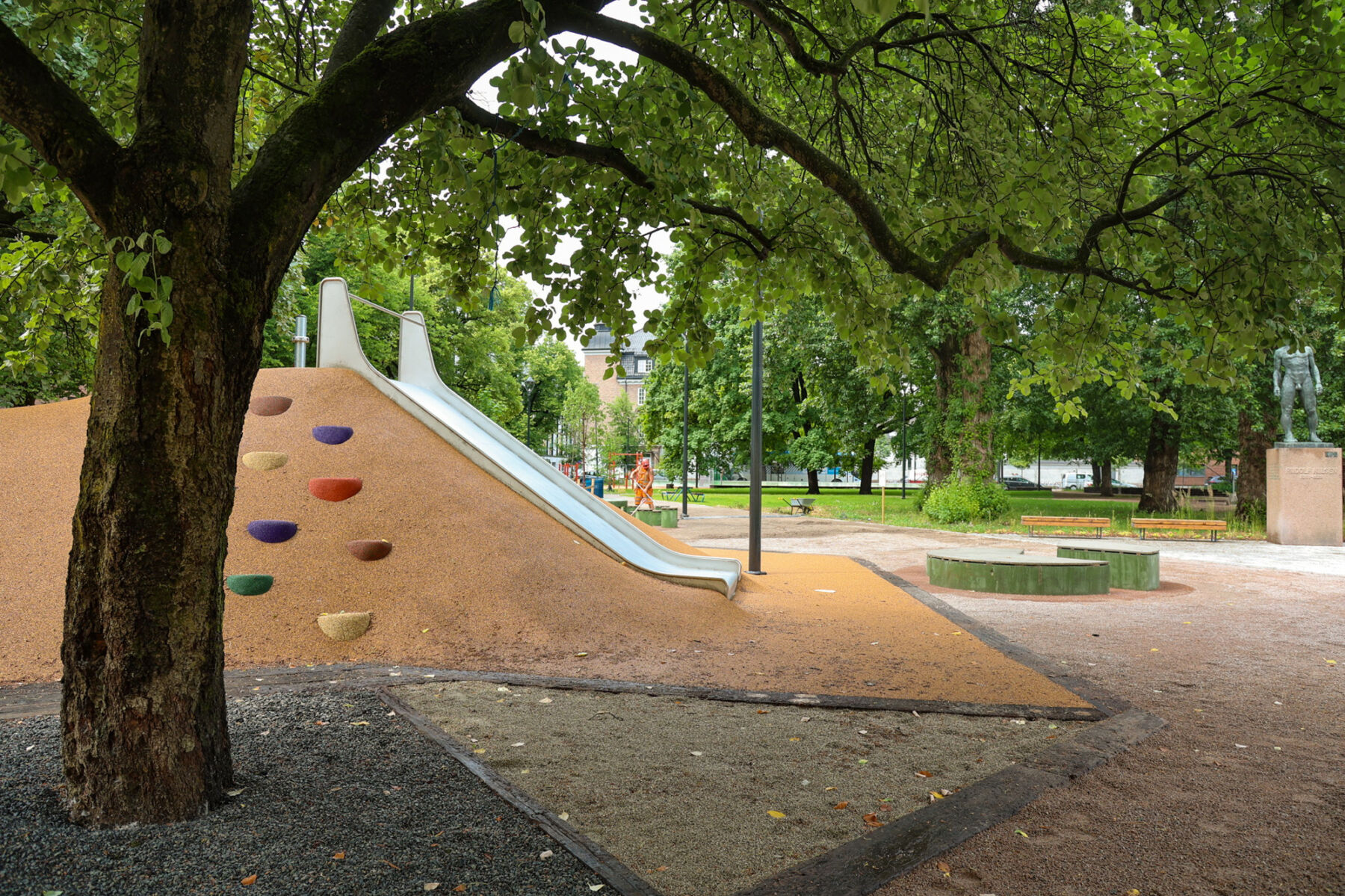 Foto av byparken Rudolf Nilsens plass på Grønland.