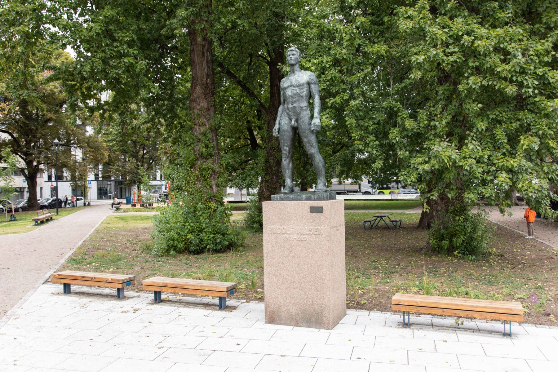 Foto av bronsestatue av Rudolf Nilsen stående i en park på Tøyen.