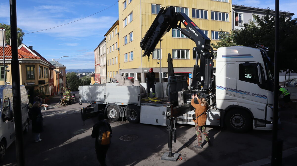 Lastebil med lift står parkert på Thorbjørn Egners plass på Kampen.